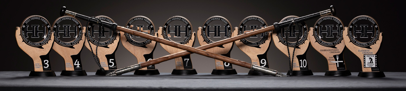 Trofeos y makila del ganador del campeonato Herriz Herri de 2026