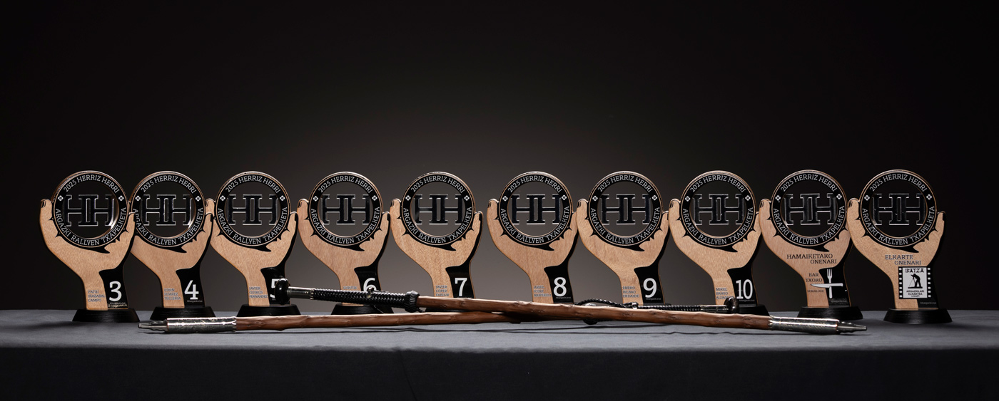 Trofeos y makila del ganador del campeonato Herriz Herri de 2026