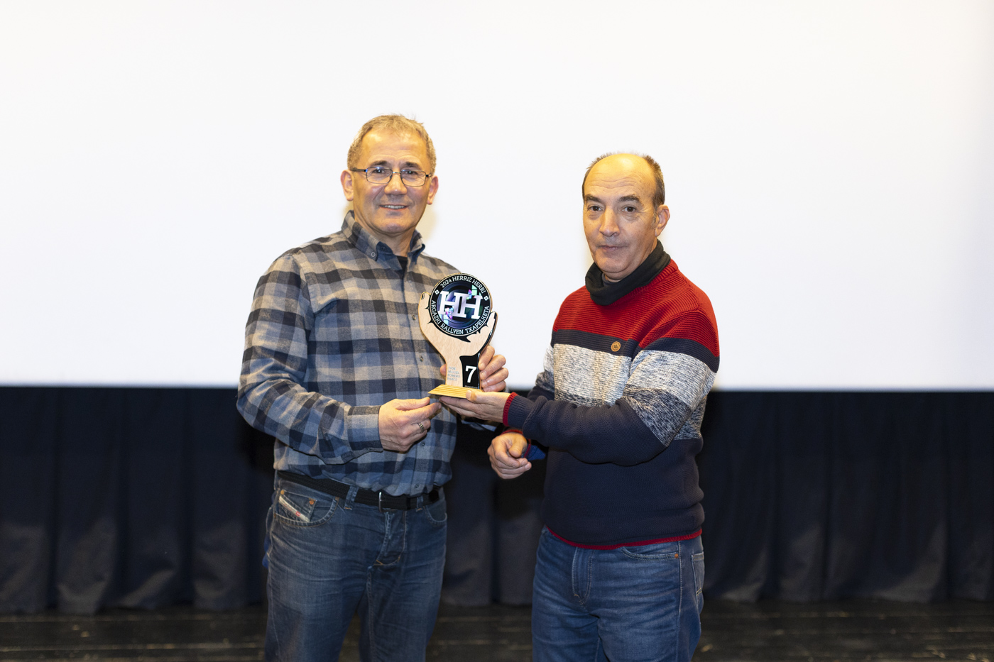 Premio séptimo clasificado campeonato 2024 para Jose Miguel Romero, recoge Javier Premio séptimo clasificado campeonato 2024 Jose Miguel Romero, recoge Javier