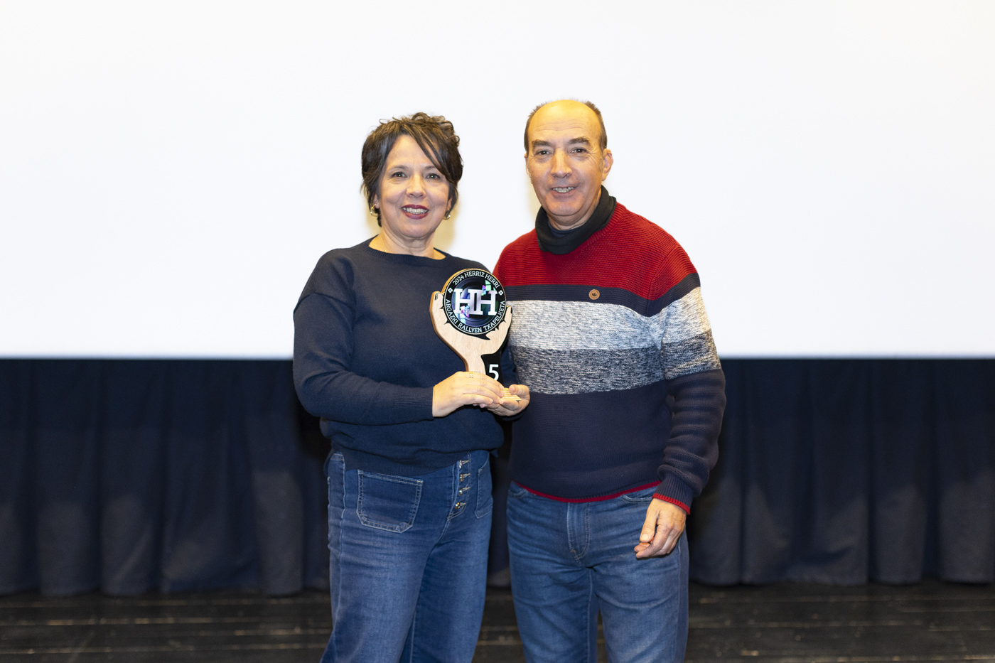 Premio quinto clasificado campeonato 2024 para Manu Barreiro, recoge Marian Premio quinto clasificado campeonato 2024 Manu Barreiro, recoge Marian