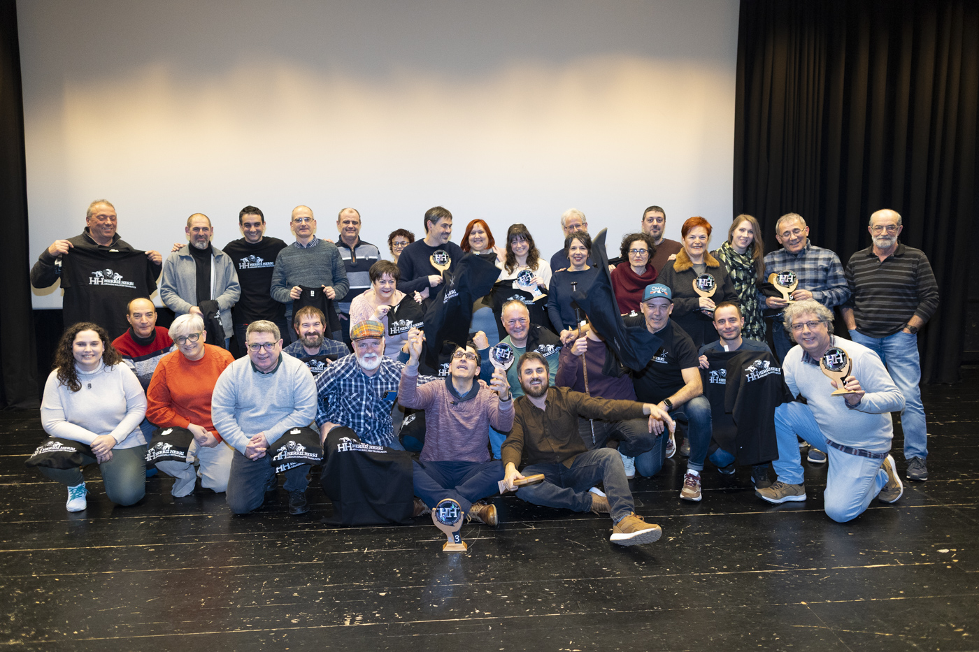 Foto de familia con el top de clasificados y muchos participantes ganadores de la camiseta Foto familia con el top de clasificados y muchos participantes ganadores de la camiseta