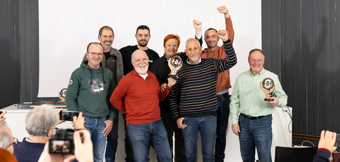 Gala de entrega de premios del Herriz Herri Euskal argazki rallien txapelketa 2026, foto de ganadores de la mejor asociación del campeonato, Ikatza y el mejor hamaiketako para Soraluze
