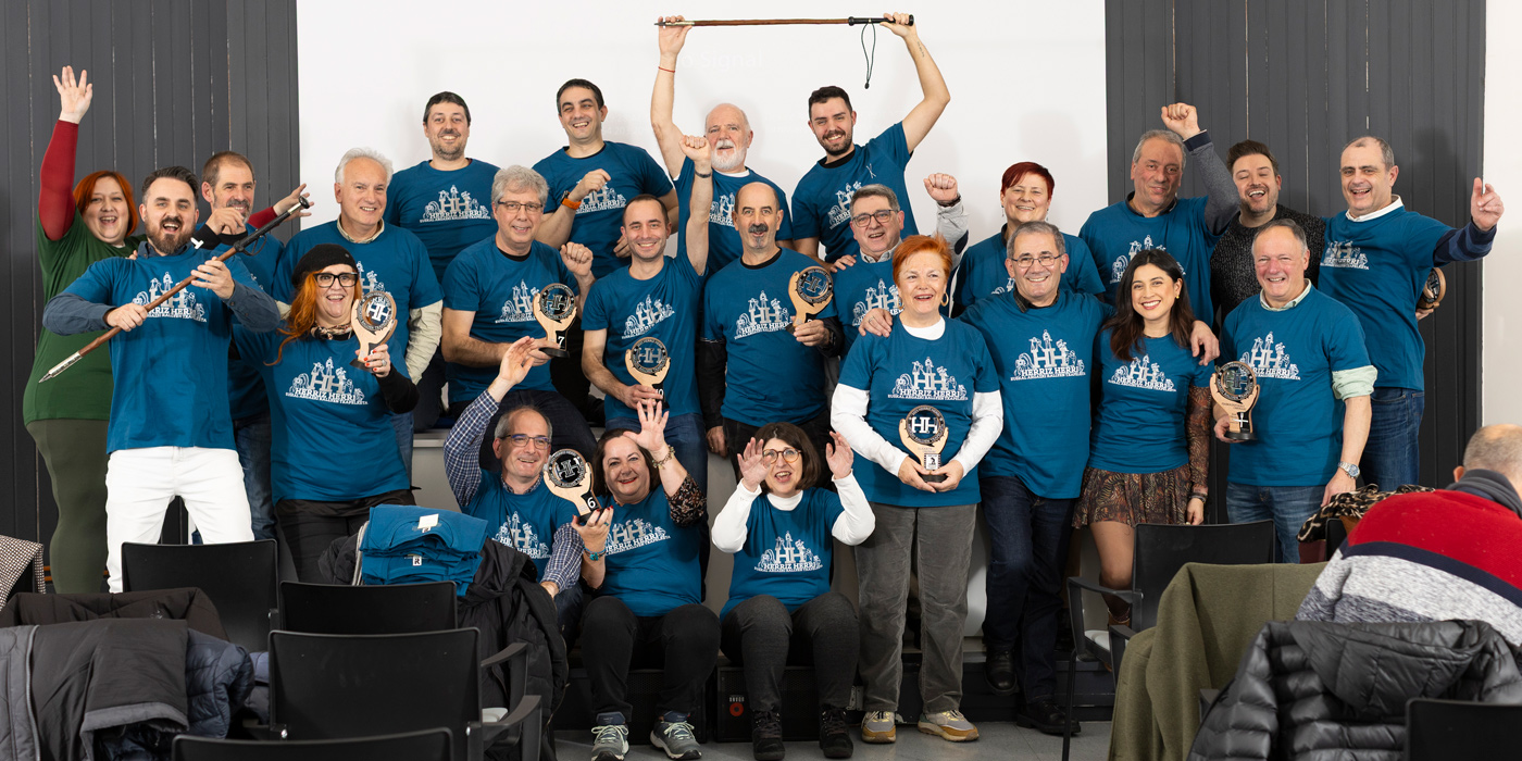 Gala de entrega de premios del Herriz Herri Euskal argazki rallien txapelketa 2026, otra foto de los ganadores de trofeos del campeonato Herriz Herri 2025 y camisetas